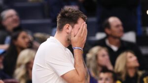 Luka Doncic destaca el impacto emocional de la caída de los Lakers y su futuro en el equipo.