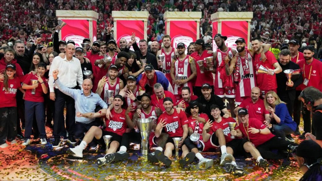 92-85: Olympiacos vence al Real Madrid y levanta la Euroliga 13 años después