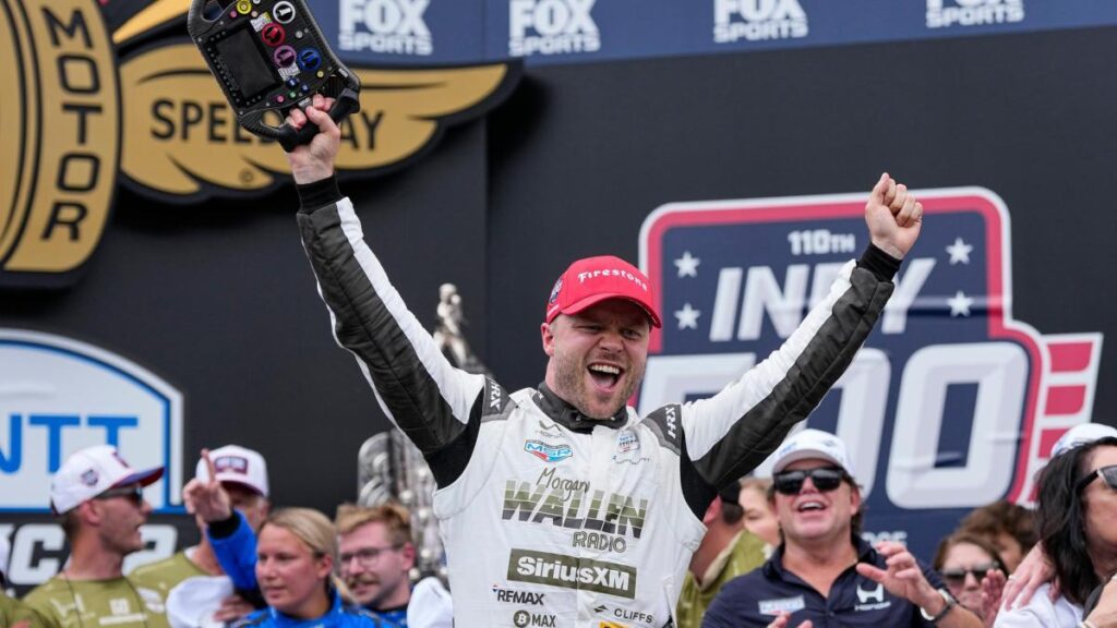 El millonario trofeo que coronó a Rosenqvist en la prestigiosa carrera de las 500 Millas de Indianápolis