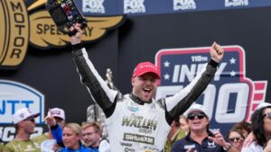 El millonario trofeo que coronó a Rosenqvist en la prestigiosa carrera de las 500 Millas de Indianápolis