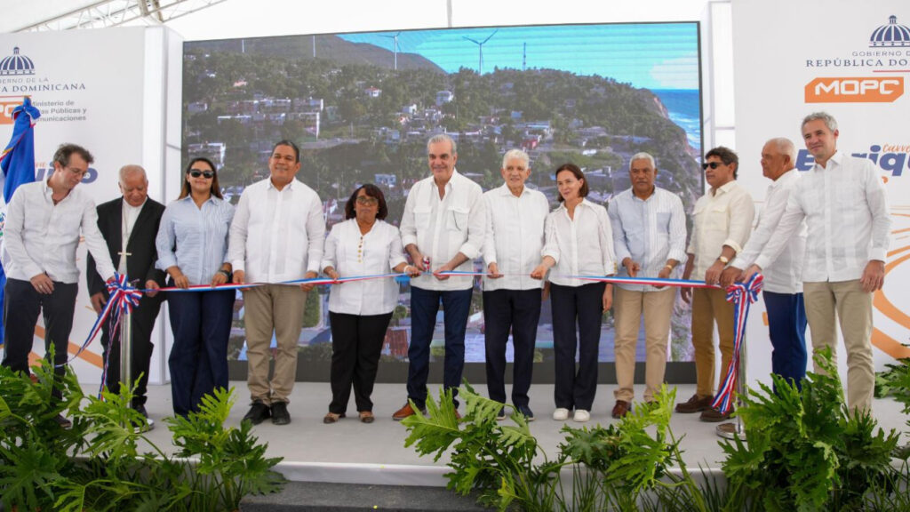 Luis Abinader inaugura carretera Enriquillo-El Higüero, en Barahona