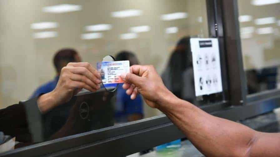 Licencias de conducir para mayores ampliadas: Abinader ofrece retraso en la pérdida de la titularidad.