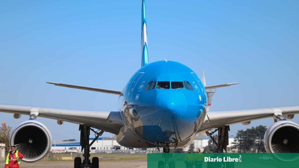 Aerolíneas Argentinas lanza una edición especial de su avión con la imagen del número 10 de la Selección Argentina para llegar al Mundial en estilo