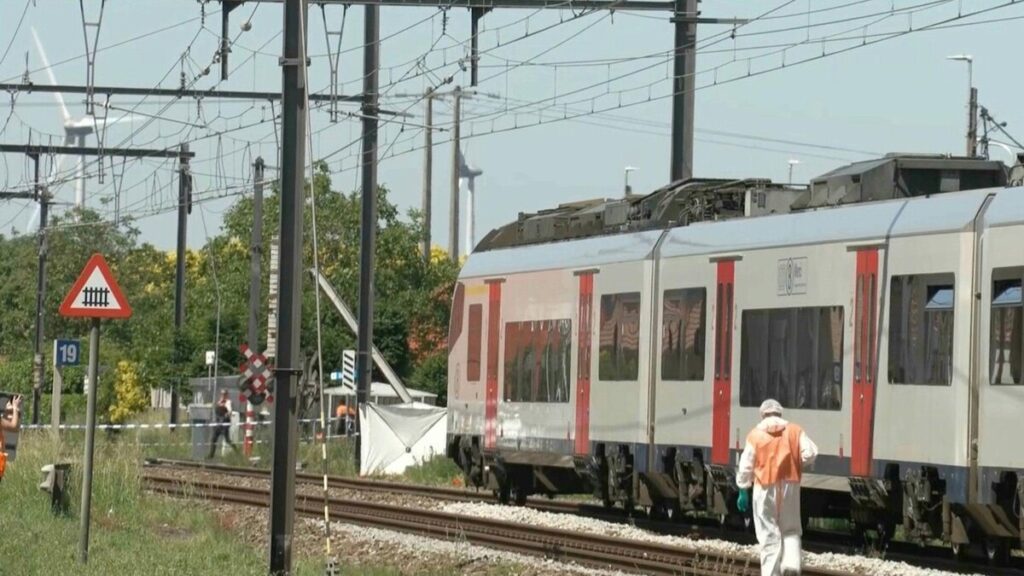 Tragedia en las vías belgas: Cuatro vidas se pierden en brutal choque entre vehículo escolar y tren en medio de un horroroso accidente