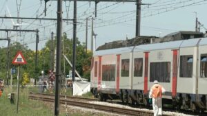 Tragedia en las vías belgas: Cuatro vidas se pierden en brutal choque entre vehículo escolar y tren en medio de un horroroso accidente