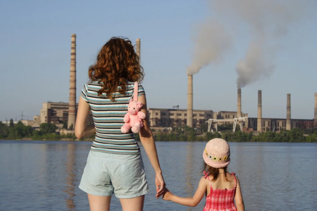 ¡Alarmante! Casi el 50% de los niños en EEUU respira aire contaminado