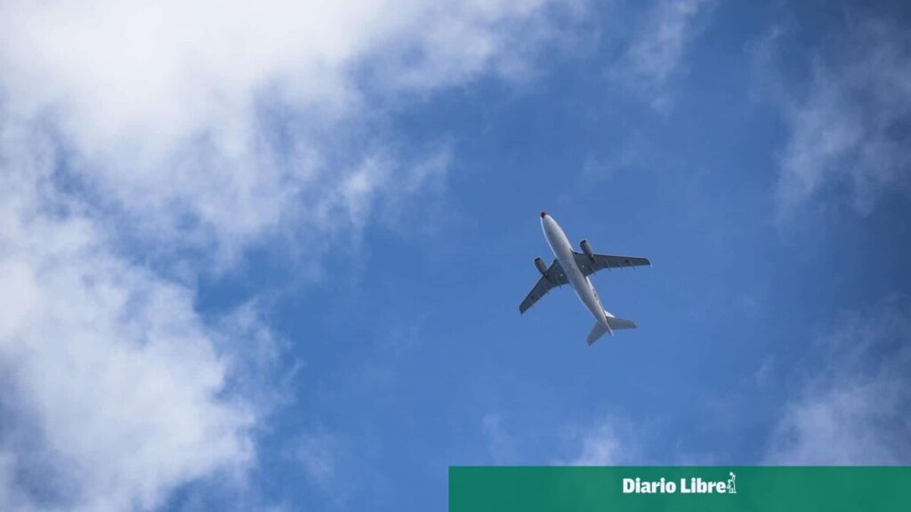 Primer vuelo traslada a pasajeros del barco afectado por hantavirus