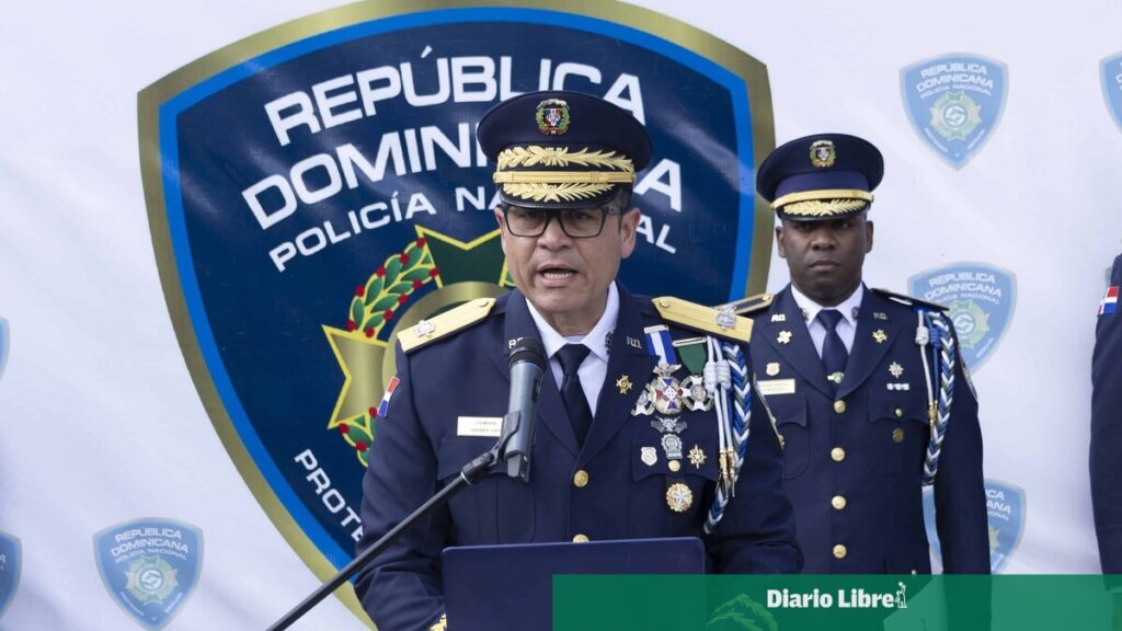 Abinader otorga condecoración al director de la Policía Nacional en reconocimiento a su labor