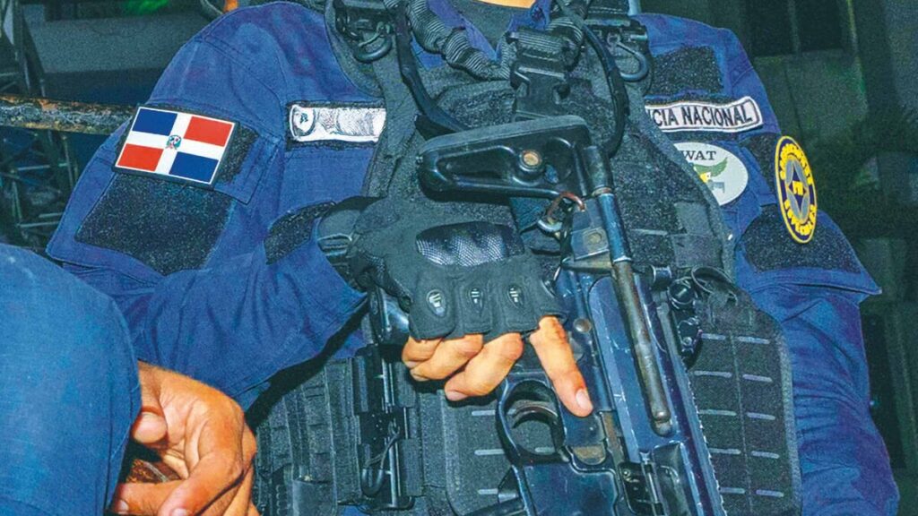 “Uniforme manchado de sangre: agente de la ley acusado de participar en feminicidios”