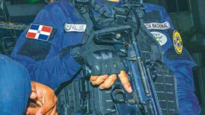 “Uniforme manchado de sangre: agente de la ley acusado de participar en feminicidios”