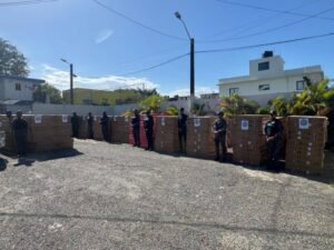 Incautan televisores, camiones y una yipeta del año y arrestan siete
