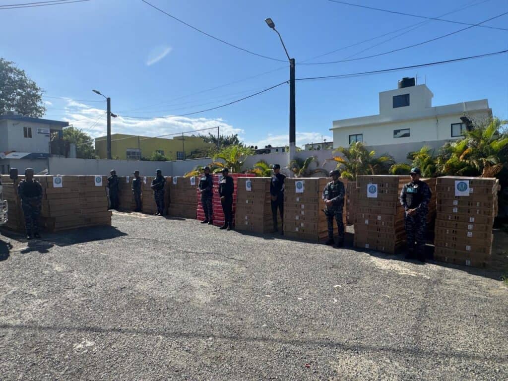 Incautan televisores, camiones y una yipeta del año y arrestan siete