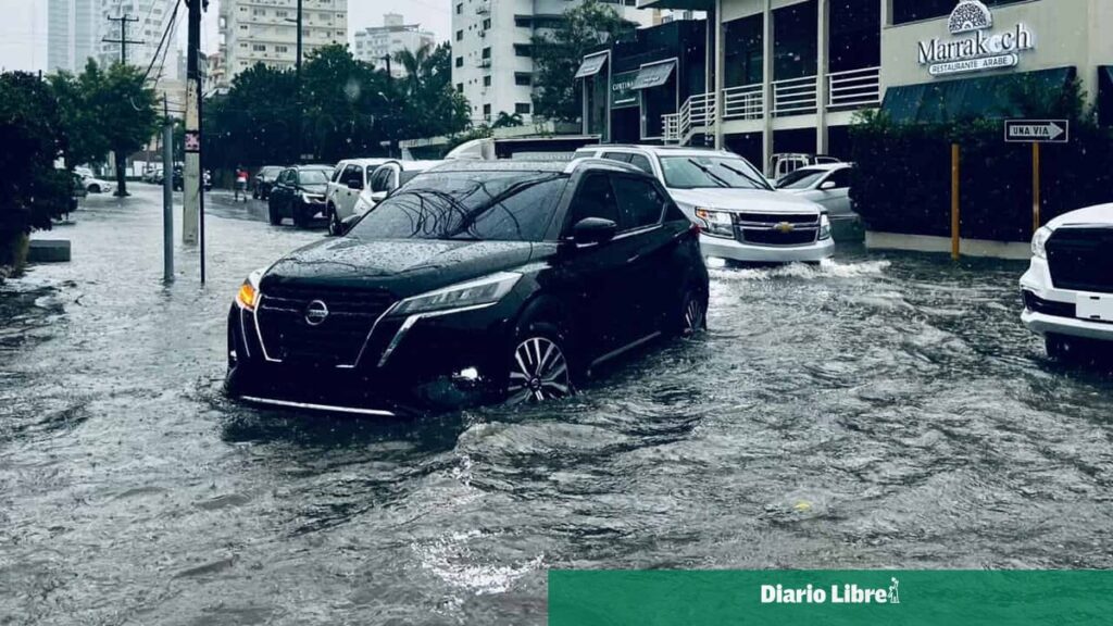 La ciudad se llena de agua: Santo Domingo registra niveles récord de inundación tras tormenta intensa.