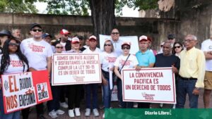 Vecinos de Santo Domingo protestan por la contaminación acústica en una marcha pacífica