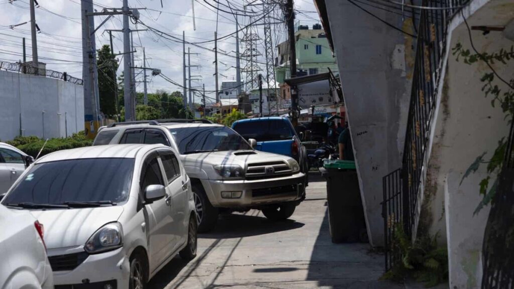 Negocios, autos y materiales obstaculizan el tránsito peatonal en aceras saturadas