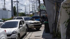 Negocios, autos y materiales obstaculizan el tránsito peatonal en aceras saturadas