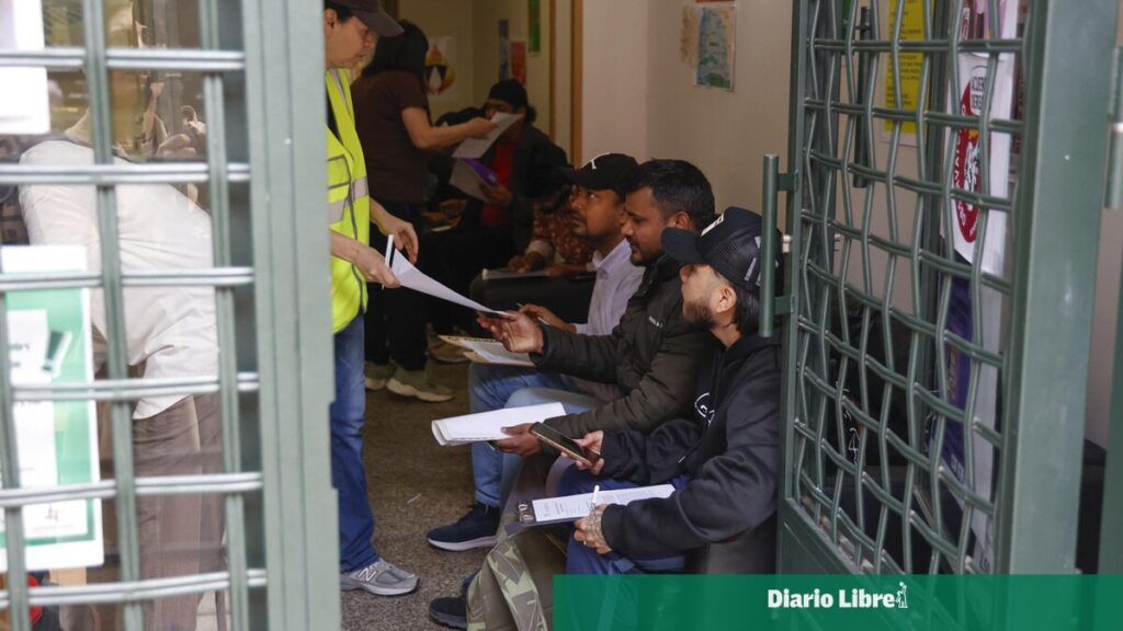Casi 200.000 migrantes piden regularizar su situación en España