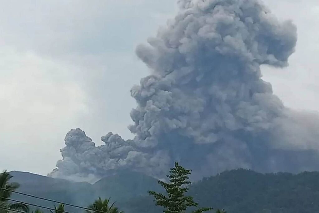 Tres excursionistas fallecen en Indonesia tras la erupción de un volcán