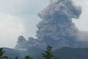 Tres excursionistas fallecen en Indonesia tras la erupción de un volcán