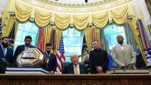 Trump se mete en la pelea financiera: ¿Por qué el presidente compró acciones del UFC justo antes de anunciar su alianza con la Casa Blanca