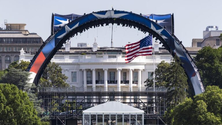 Donald Trump compara la jaula de la UFC en la Casa Blanca con la Torre Eiffel: "Quizás no lo quitaremos nunca jamás"