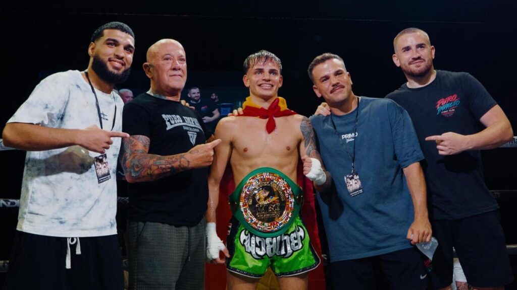 El luchador español Álex Usieto retiene su título internacional WBC obligando a su rival a retirarse