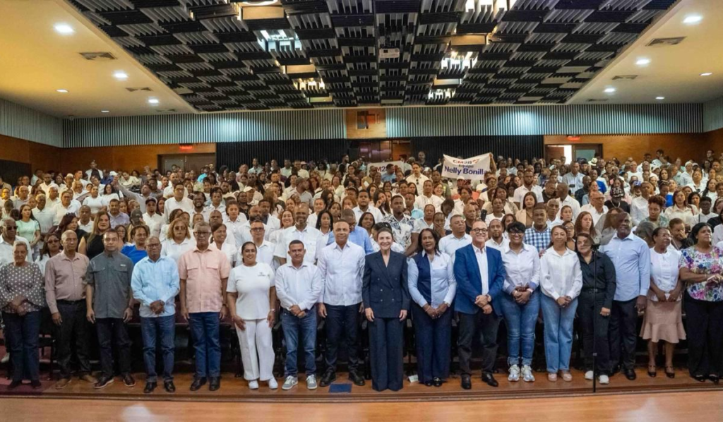 Carolina Mejía juramenta Comando Nacional Magisterial C28 con respaldo de más de 1,500 docentes