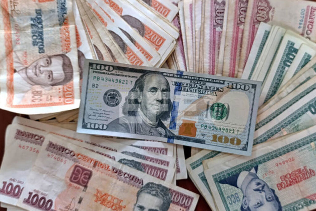 El dólar alcanza los 600 pesos en el mercado informal cubano, una tasa récord