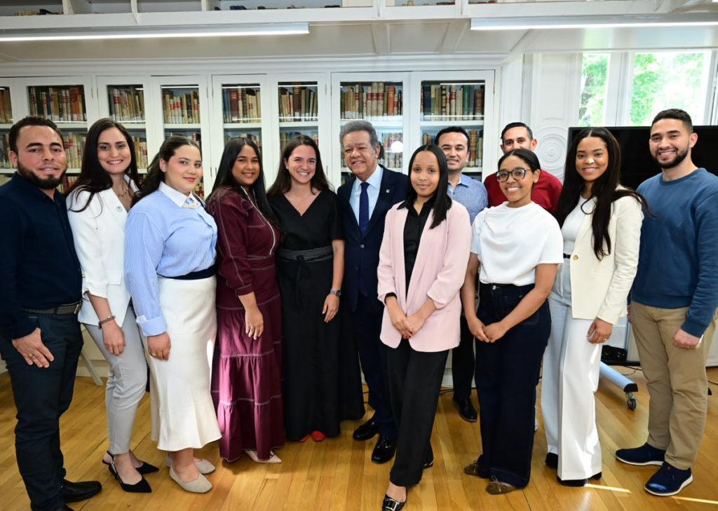 Leonel Fernández dialoga con jóvenes en Madrid y resalta el conocimiento como clave para liderazgo del futuro