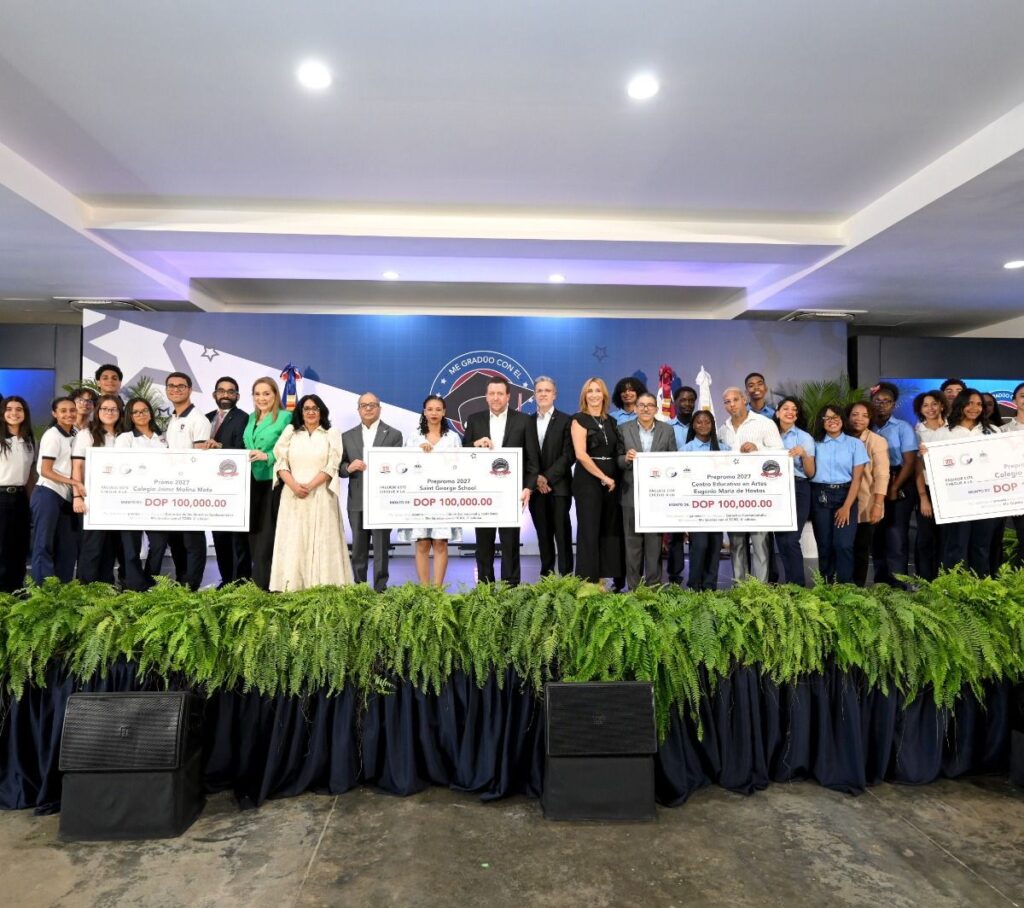 Napoleon-R.-Estevez-Lavandier-junto-a-personalidades-y-estudiantes-Foto-Tribunal-Constitucional