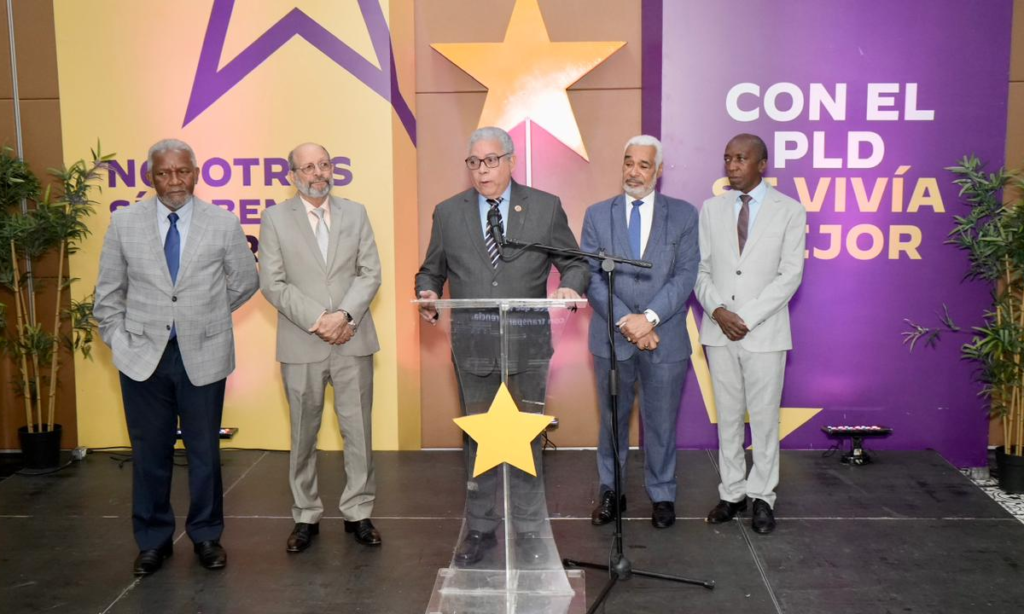 Gobierno enfrenta críticas por contrataciones apresuradas de zapatos escolares extranjeros.