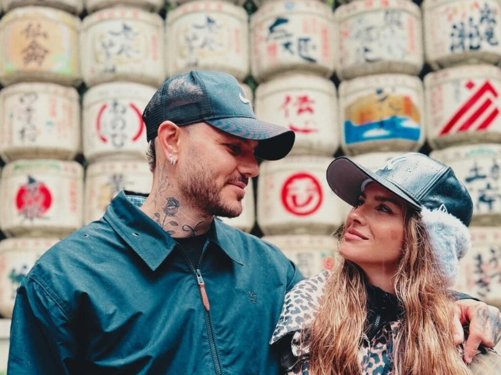 La pareja de la moda y el fútbol en una escapada inolvidable: Amores y aventuras en un país lejano