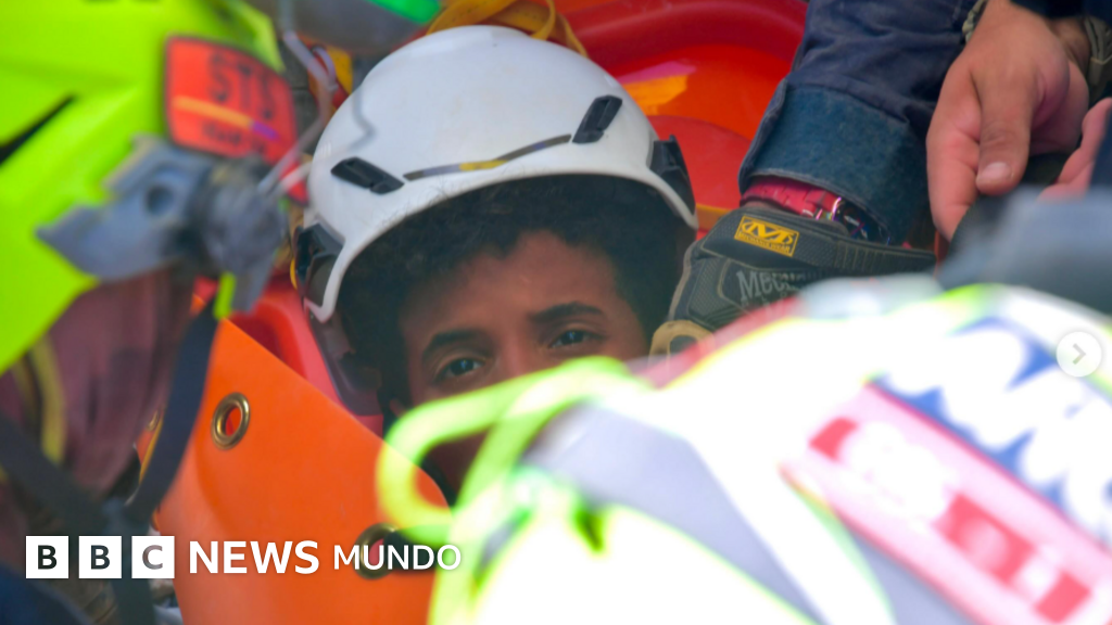 Rescatan a dos niños atrapados durante días entre los escombros con la ayuda de equipos de Colombia y México