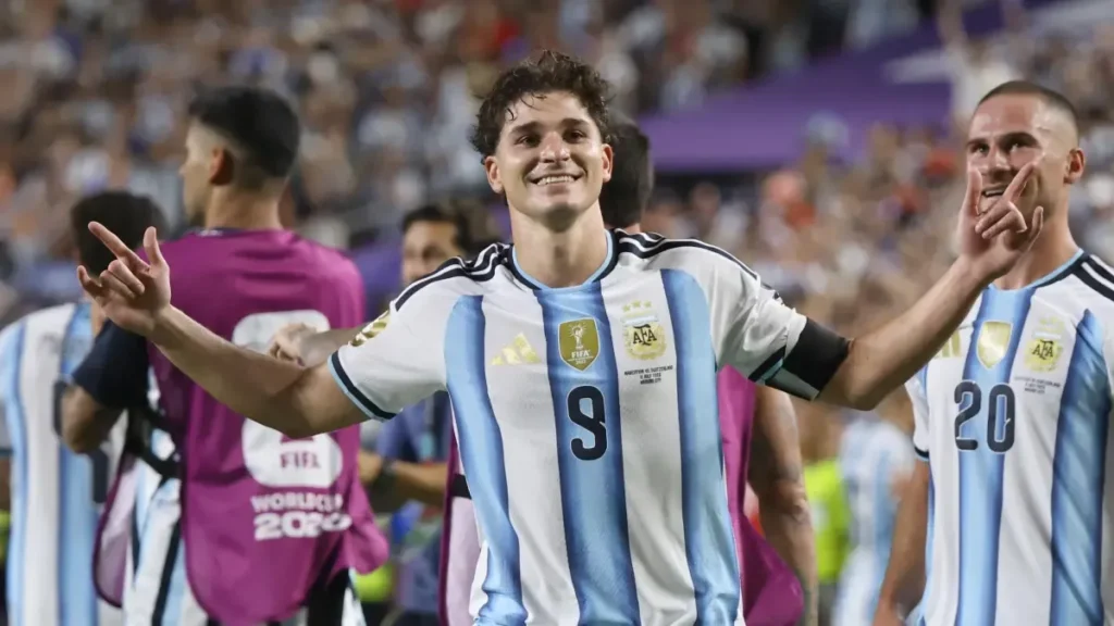 **"Julián Álvarez agita el mercado: el Barça, atento a un nuevo movimiento"**