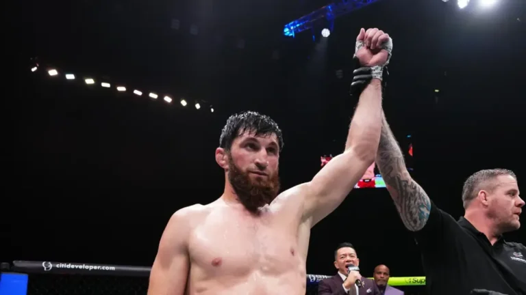 **Ankalaev noquea a Guskov en el quinto asalto, pero su actuación deja dudas en UFC Abu Dabi**