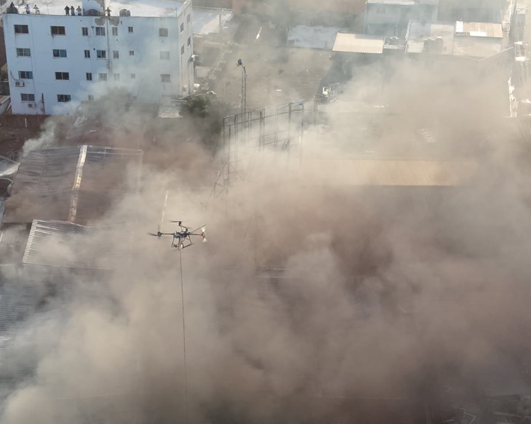 **Incendio en tienda china de Herrera: bomberos despliegan drones y 6 unidades para contener las llamas**