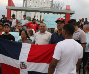 **Protesta en Loma del Tanque: Vecinos exigen reparación urgente de la carretera hacia Monción**