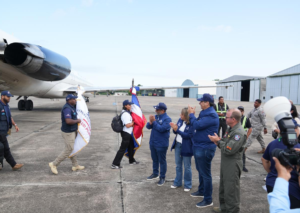 Ministro de Salud retorna al país junto al equipo médico de emergencia tras culminar misión humanitaria en Venezuela