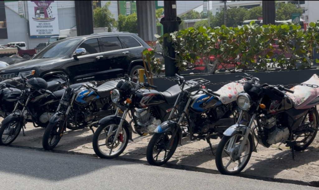 “La polémica excusa de los motoristas: ‘No uso retrovisores, eso lo trae el motor de más’ – la norma que casi nadie cumple”