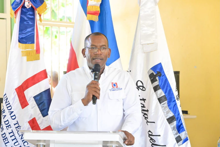 **Versión optimizada:** **"Más de mil familias de Don Juan en Monte Plata obtendrán títulos de propiedad: fin a la incertidumbre sobre sus tierras"**