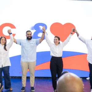 Pedro Gómez consolida en Santiago el respaldo al proyecto presidencial de Carolina