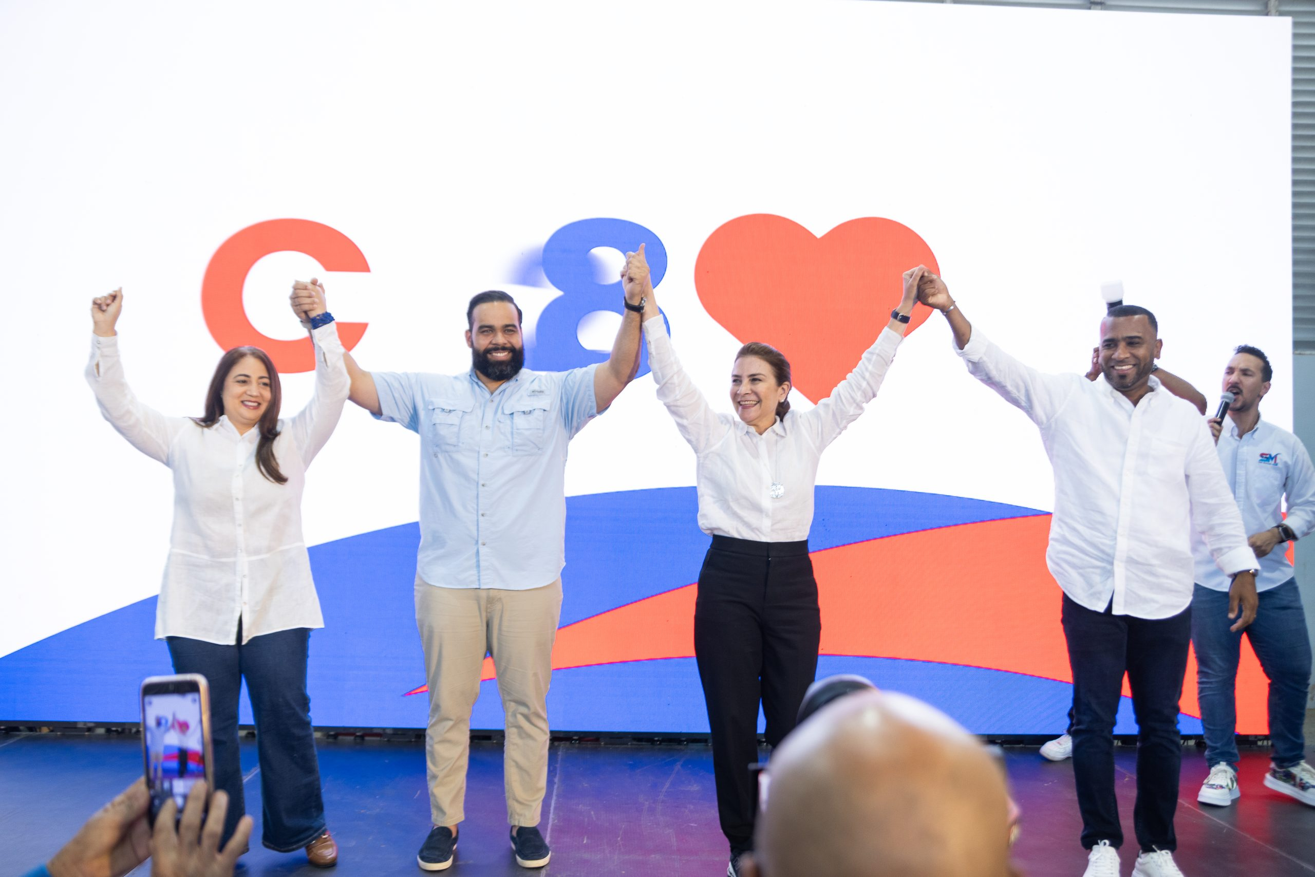 Pedro Gómez consolida en Santiago el respaldo al proyecto presidencial de Carolina