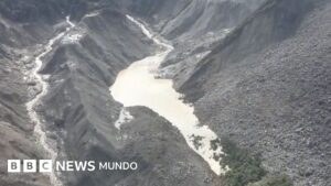 El lago helado que amenaza con desatar una avalancha en la frontera entre Nepal y el Tíbet