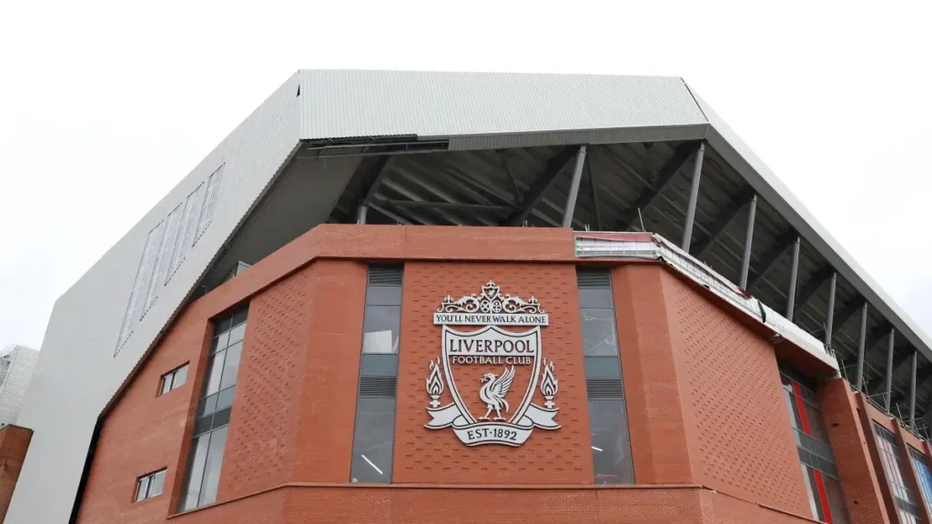Jeff Bezos y Mark Zuckerberg negocian adquirir el 30% del Liverpool FC