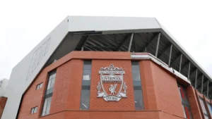 Jeff Bezos y Mark Zuckerberg negocian adquirir el 30% del Liverpool FC