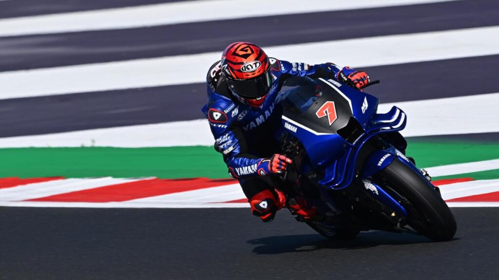 Augusto Fernández afina su moto en Silverstone: así avanza en la adaptación a la nueva Yamaha