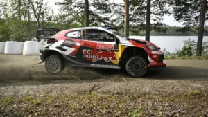 Título propuesto: **Lideraba el Rally de Finlandia, sufrió un violento accidente y fue trasladado al hospital: Sébastien Ogier abandona**