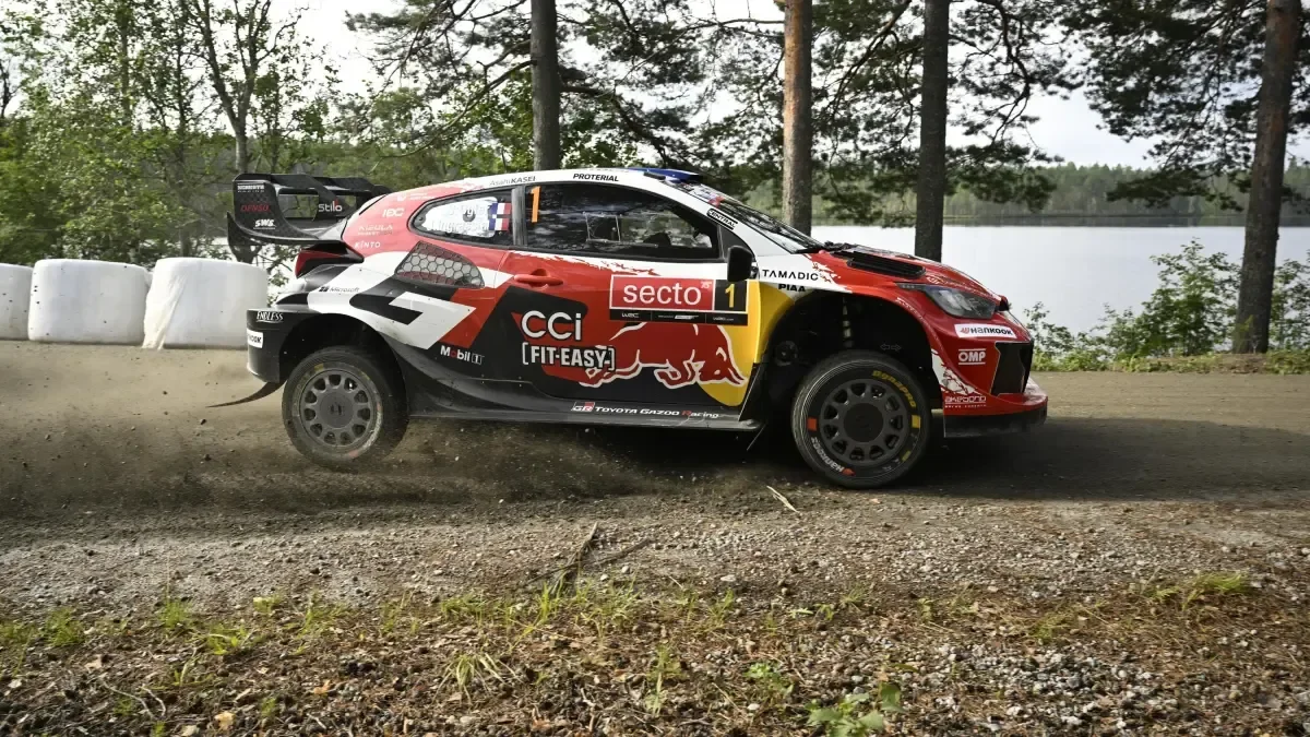 Título propuesto: **Lideraba el Rally de Finlandia, sufrió un violento accidente y fue trasladado al…