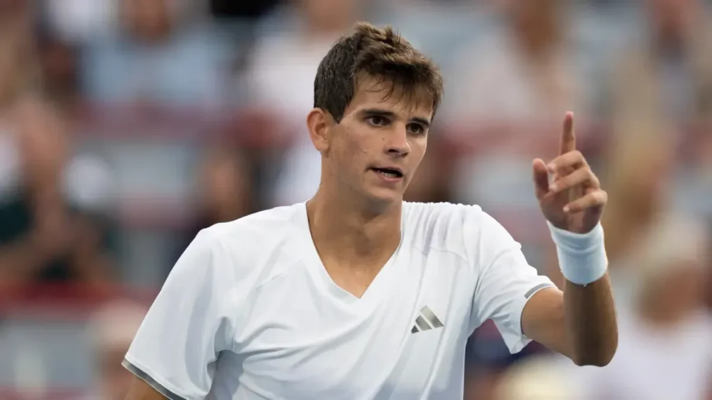 Jódar firma una remontada épica ante Shapovalov: salva dos bolas de partido y gana un duelo de locura