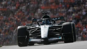 Russell domina la clasificación sprint, pero un fallo saca a Alonso de la pelea